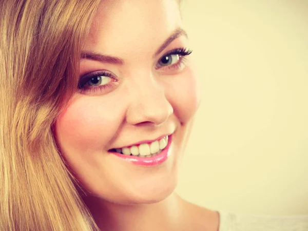 Retrato de feliz sorrindo jovem loira — Fotografia de Stock