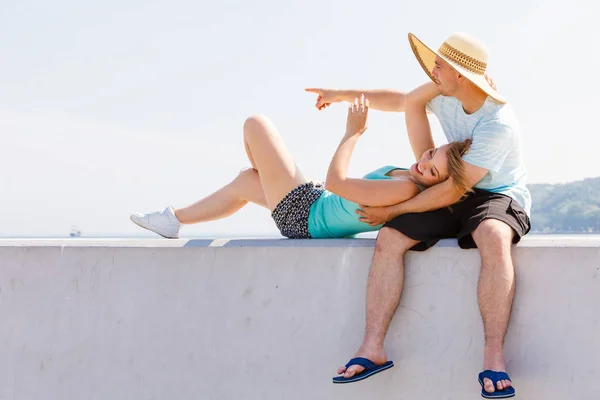 Mann und Frau sitzen draußen zusammen — Stockfoto