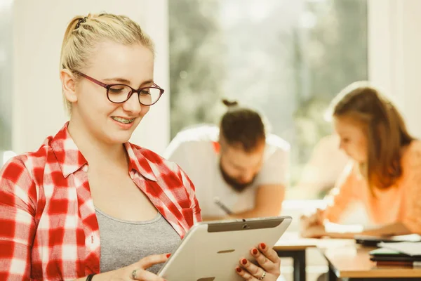 Student girl with tablet in front of her classmates — Stock Photo, Image