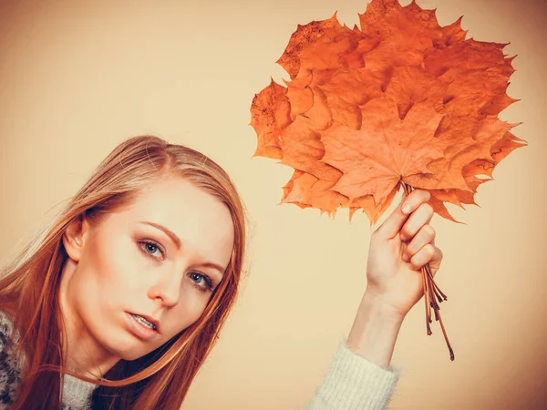 Donna che tiene bouquet fatto di foglie autunnali — Foto Stock