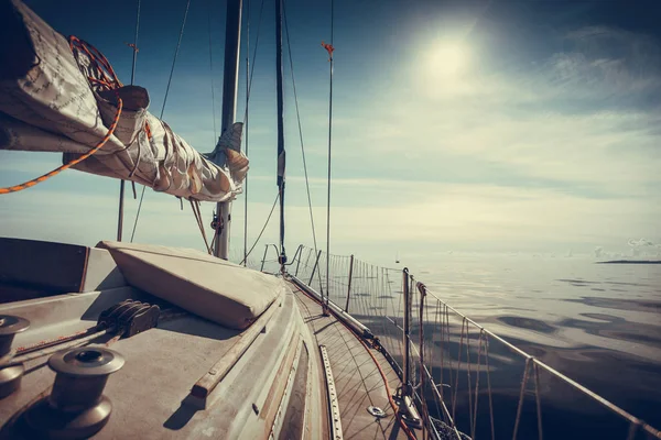 Yelkenli tekne üzerinde güneşli havalarda Yatçılık — Stok fotoğraf
