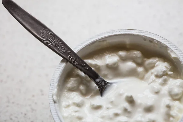 Detaljerade närbild av yoghurt med upphov — Stockfoto