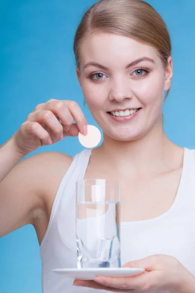 Kvinna som håller glas med vatten och brustablett — Stockfoto