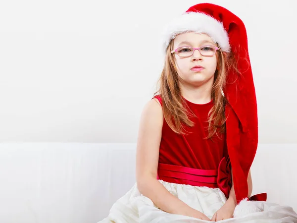 サンタ帽子のお祭り衣装でクリスマスの女の子 — ストック写真