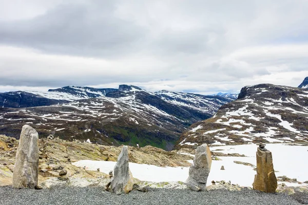 Rangée de pierres et sommets enneigés, Dalsnibba Norvège — Photo