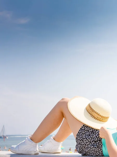 Man and woman sitting together outside — Stock Photo, Image