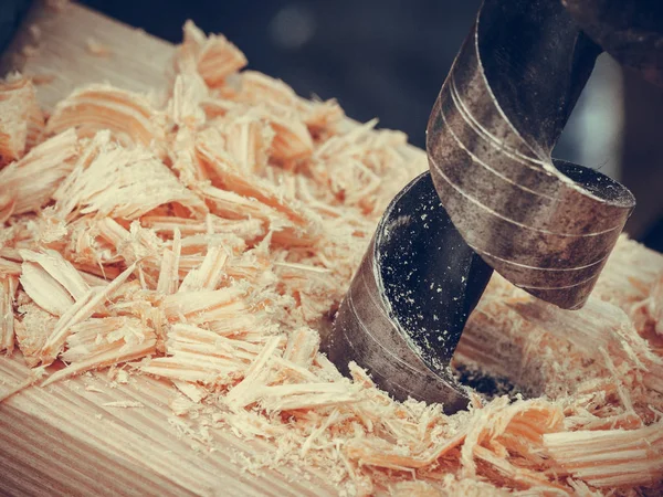 Perforación de máquinas de metal en tablero de madera — Foto de Stock