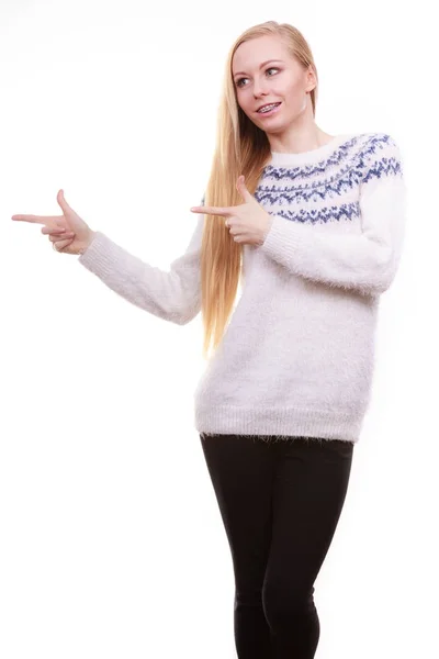 Adolescente rubia mujer apuntando al copyspace — Foto de Stock