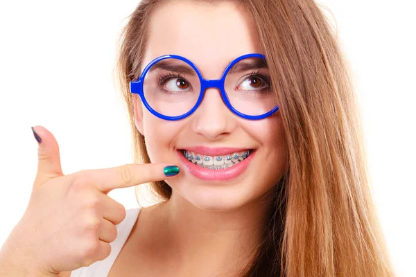 Glücklicher Nerd in Brille mit Zahnspange — Stockfoto