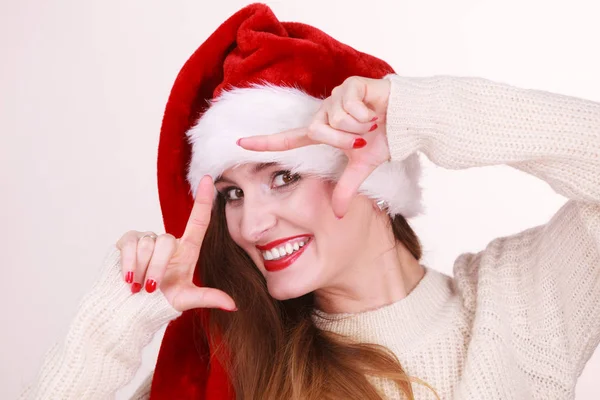 Donna di Natale che fa cornice con le mani — Foto Stock