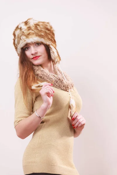 Mujer de invierno en ropa de abrigo gorra de piel —  Fotos de Stock