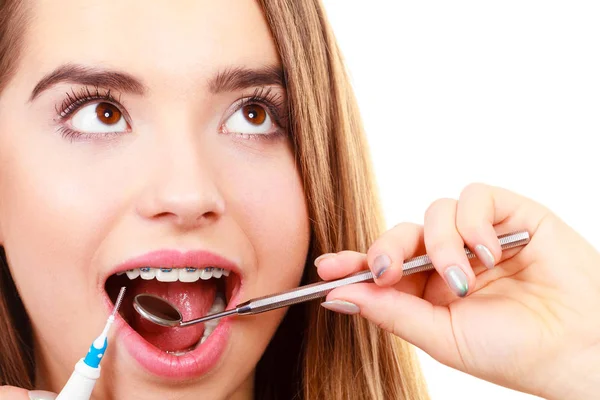 Mulher com aparelho dentário com consulta no dentista — Fotografia de Stock