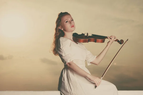 Mulher tocando violino no violino perto da praia — Fotografia de Stock