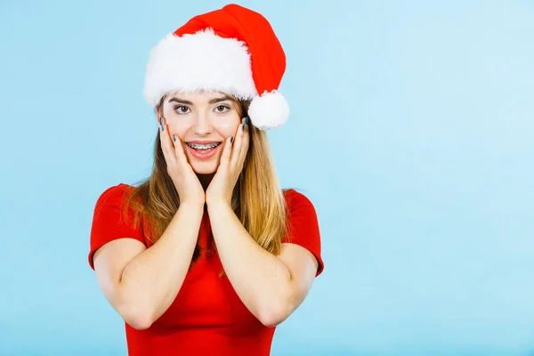 Donna positiva che indossa il costume da aiutante di Babbo Natale — Foto Stock