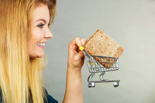 パンとショッピングカートを保持している女性 — ストック写真