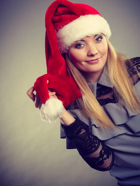 Feliz mulher vestindo Papai Noel ajudante chapéu — Fotografia de Stock