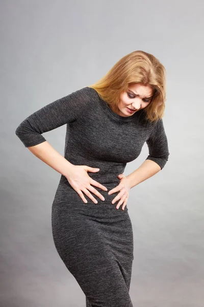 Mujer con fuerte dolor de estómago. Síndromos — Foto de Stock