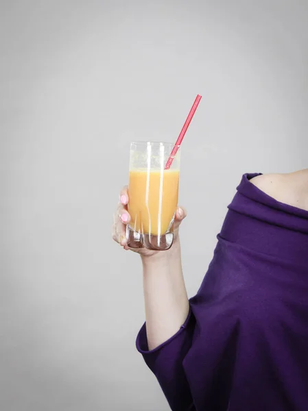 Frau hält frischen Orangensaft in der Hand — Stockfoto