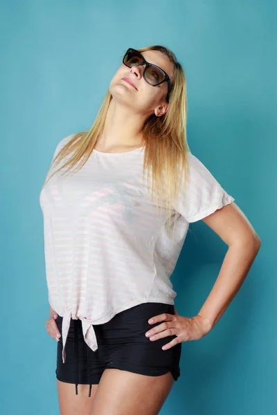 Blond kvinna iklädd solglasögon och sommar kläder — Stockfoto