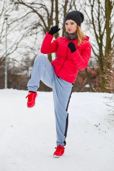 Жінка в спортивному одязі тренувальний бокс на вулиці — стокове фото
