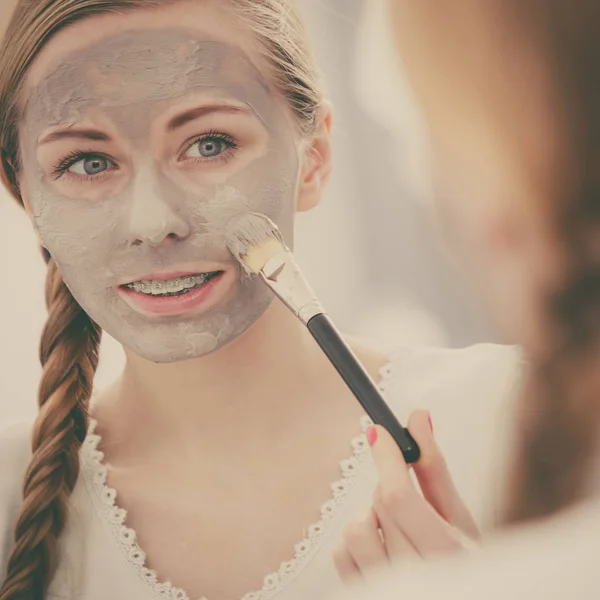 Kobieta z gliny szare błoto maska na twarz — Zdjęcie stockowe