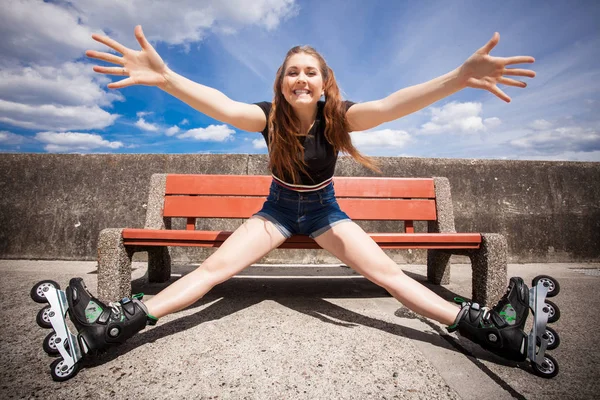 Glad ung kvinna bär rullskridskor — Stockfoto