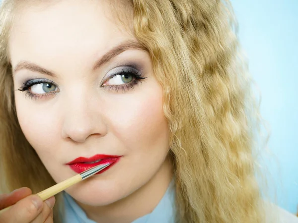 Applying lipstick on fashion model lips — Stock Photo, Image