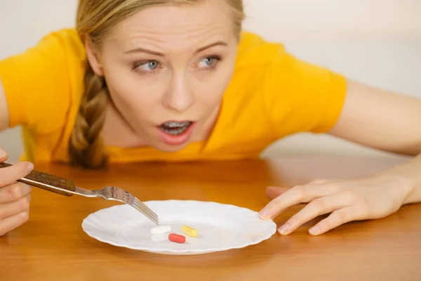 Mujer conmocionada teniendo pastillas en el plato —  Fotos de Stock