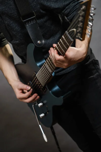 Férfi kezek elektromos gitáron — Stock Fotó