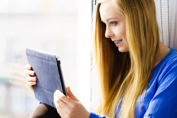 Schülerin mit Tablet sitzt auf Fensterbank — Stockfoto