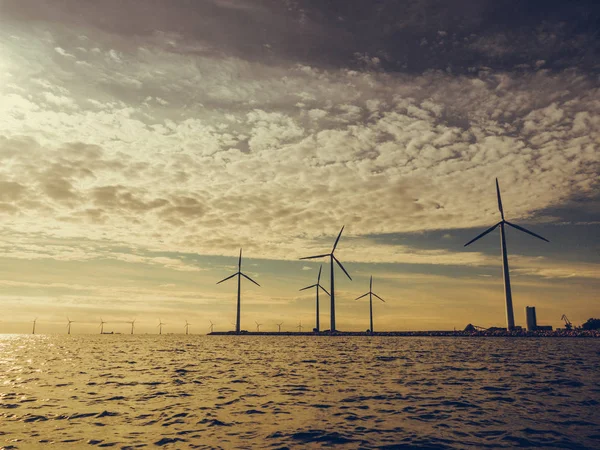 Turbine eoliche generatore di energia fattoria lungo la costa mare — Foto Stock