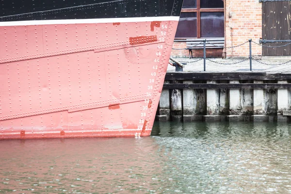 Нос корабля с измерением уровня воды — стоковое фото