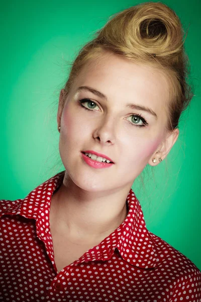 Retro pin up tjej med vintage frisyr — Stockfoto