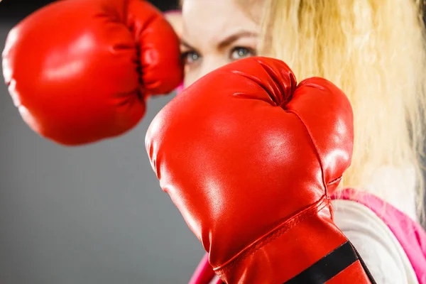 Mulher irritada vestindo luvas de boxe — Fotografia de Stock