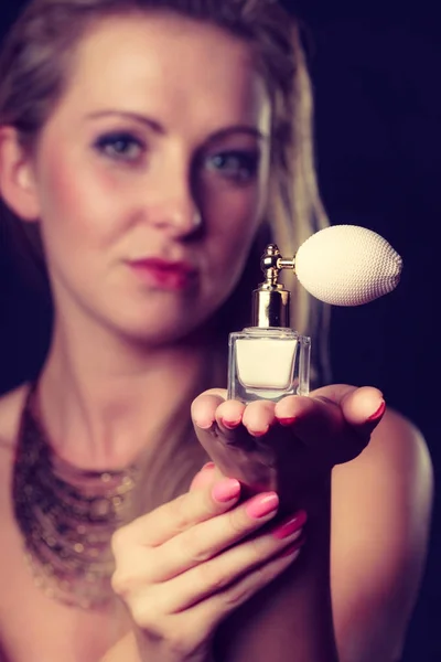 Hermosa mujer con collar con perfume —  Fotos de Stock