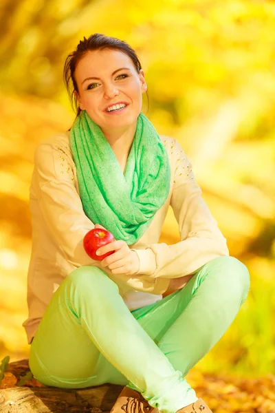 Kobieta relaks w parku trzyma jabłko — Zdjęcie stockowe