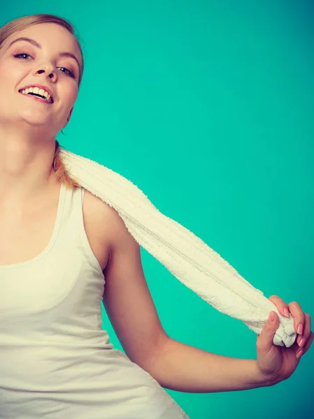 Woman with a towel around her shoulders smiling — Stock Photo, Image