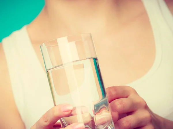 Kvinna som håller ett glas vatten — Stockfoto