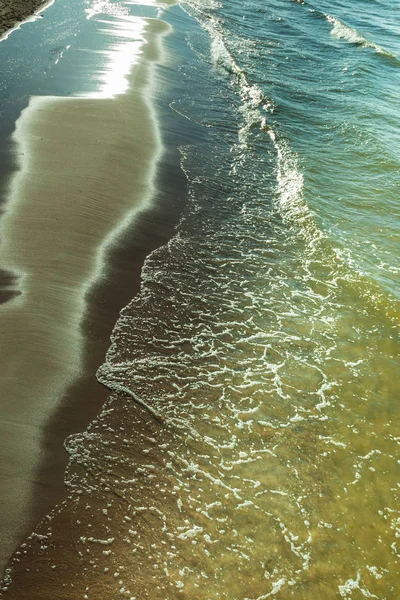 Vista dall'alto sull'acqua di mare e sulla spiaggia — Foto Stock