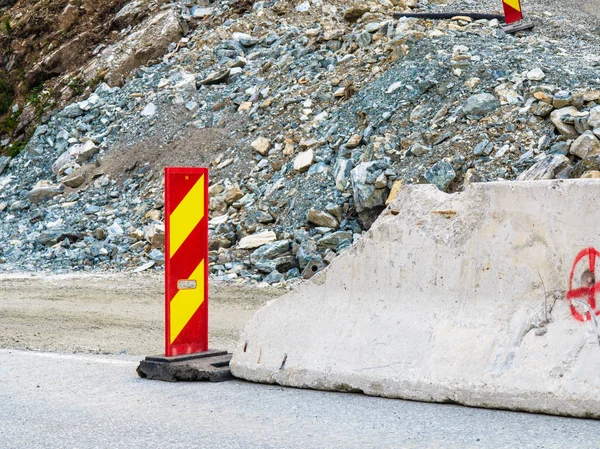 Road in aanbouw. Wegwerkzaamheden tekenen op straat — Stockfoto