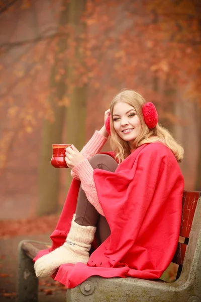 Chica en el parque de otoño disfrutando de bebida caliente — Foto de Stock