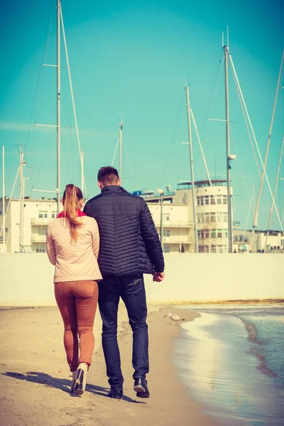 Szczęśliwa para romantyczny daty w marina — Zdjęcie stockowe