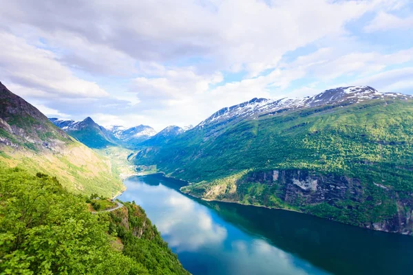 Vue sur le Geirangerfjord depuis le point de vue de Flydasjuvet Norvège — Photo