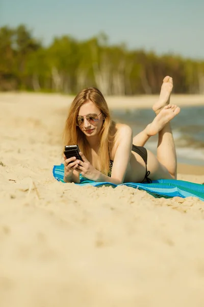 Güneşlenme ve dinlenme Sahilde bikinili kadın — Stok fotoğraf