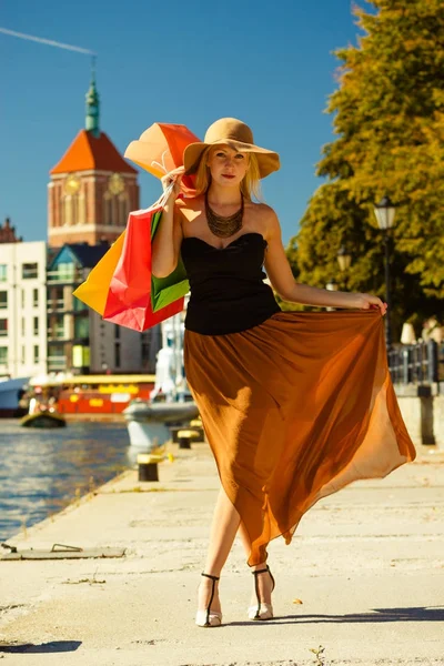 Mujer de moda caminando con bolsas de compras — Foto de Stock