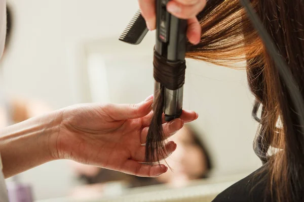 Mulher recebendo seu penteado feito no cabeleireiro — Fotografia de Stock