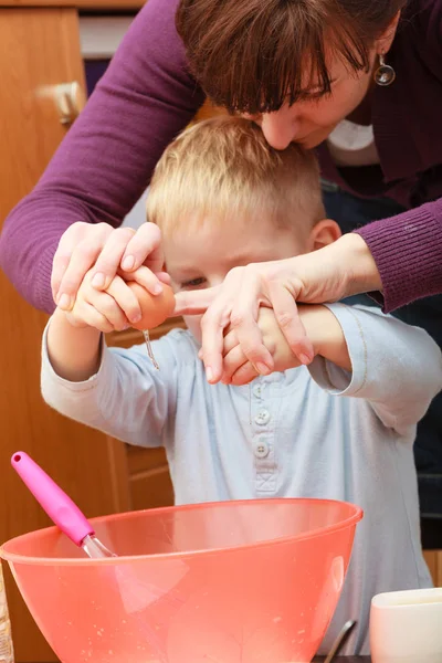 Kleine kind en moeder koken, cake maken in kom — Stockfoto