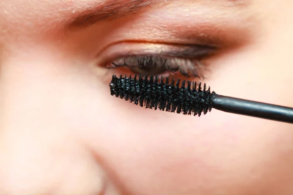 Close up woman getting make up, mascara — Stock Photo, Image