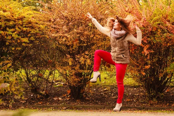 Sonbahar sırasında parkta yürüyen kadın — Stok fotoğraf