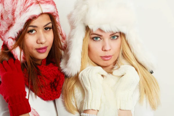 Két lány, meleg téli ruhák portré. — Stock Fotó